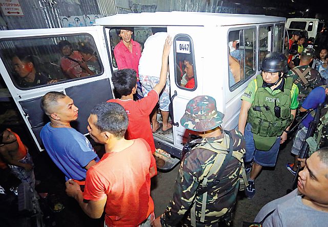 Dir. Filemon “Yogi” Ruiz of the Philippine Drug Enforcement Agency (PDEA) 7 (right) lead a  raiding team in serving a search warrant in Barangay Ermita last November and alleged that the barangay officials refused to cooperate with them to witness the inventory of evidence confiscated. (CDN FILE PHOTO) 