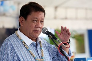 Cebu City Mayor Tomas Osmeña chided barangay officials and garbage collectors in Barangay Kamputhaw for failing to collect their garbage which were scattered all over their sidewalks. (CDN PHOTO/JUNJIE MENDOZA)