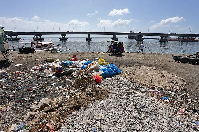 Just as personnel of the Department of Public Services (DPS) cleared the Pasil fishport area of garbage that went uncollected for two days, new garbage was found in the site. (CDN PHOTO/JUNJIE MENDOZA)
