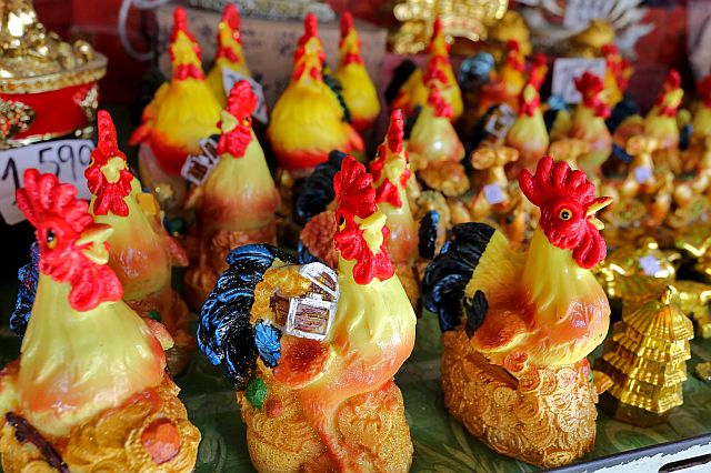 Fire Rooster figurines are on display in a store along Colon Street, Cebu City. (CDN PHOTO/JUNJIE MENDOZA)