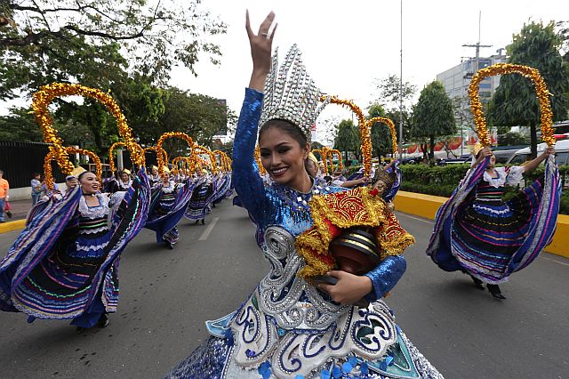 Abellana National School contingent dances the Sinulog during the opening salvo parade. (CDN PHOTO/JUNJIE MENDOZA). 
