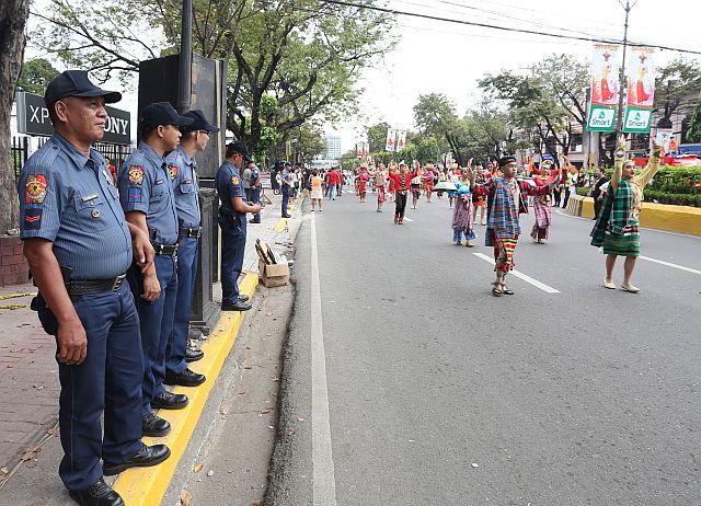 Police secure the opening salvo parade of the Sinulog 2017 celebrations. (CDN PHOTO/Junjie Mendoza ). 