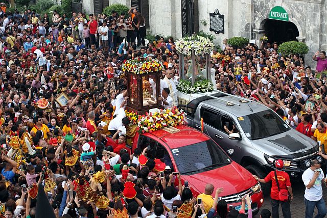  Hundreds of devotees greet the arrival of the images of the Señor Sto. Niño and the Our Lady of Guadalupe at the St. Joseph Shrine by waving their hands and by raising with both hands their own statues of the Sto. Niño during the Jan. 13, 2017 Traslacion, or the transfer of the images from the Basilica Minore del Sto. Niño de Cebu to Mandaue City’s parish church. (CDN PHOTO/JUNJIE MENDOZA). 