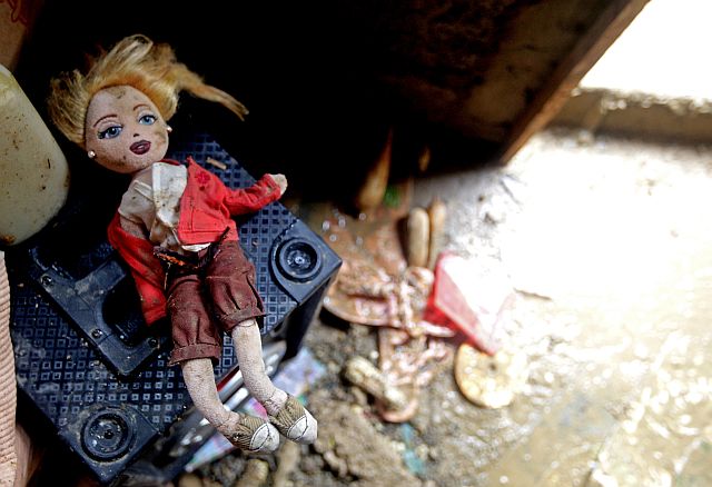 A muddy doll lies in the shanty of four-year-old Ailyn Rose Piquit as a witness to the tragic floodwaters  that swept her away from her mother’s arms when the rains poured on Monday.  (CDN PHOTO/ TONEE DESPOJO) 