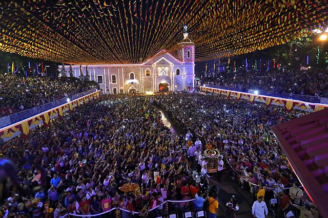 WALK WITH JESUS. Thousands of devotees raise and wave their Sto. Niño  images to welcome the arrival of the statue of the Child Jesus at the Basilica del Sto. Niño Pilgrim Center after the  “Walk with Jesus” dawn procession from the Fuente Osmeña rotunda that precedes the first of the novena Masses of the Sinulog Festival, the feast in honor of Cebu’s beloved Señor Sto. Niño. (CDN PHOTO/JUNJIE MENDOZA)