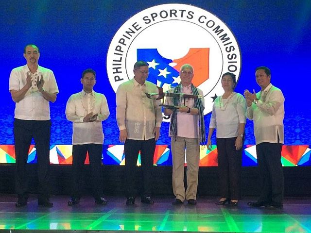 Cabinet Secretary Leoncio Evasco Jr. (fourth from left) is given a memento after delivering his keynote speech during the launching of the PSI yesterday. He is joined on stage by PSC Chairman William Ramirez (third  from left) and his commissioners, including Ramon Fernandez (leftmost). (CDN PHOTO / CALVIN CORDOVA) 