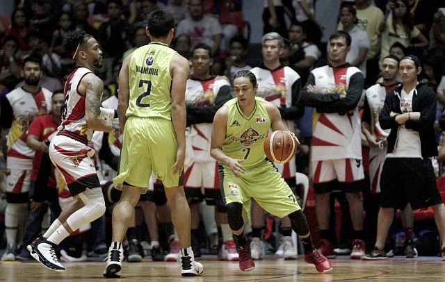GlobalPort superstar Terrence Romeo uses a screen from teammate Billy Mamaril to free up some space against the defense of San Miguel’s Chris Ross in their PBA game last Saturday at the Hoopsdome in Lapu-Lapu City. (PBA MEDIA BUREAU)