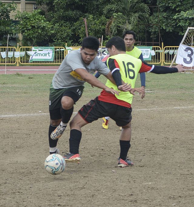 SINULOG CUP 2017/JAN. 29, 2017 LEAR football club (red) vs. Accenture in the BPO devision of the 2017 Sinulog Cup at the Cebu City Sports Complex. (CDN PHOTO/CHRISTIAN MANINGO)
