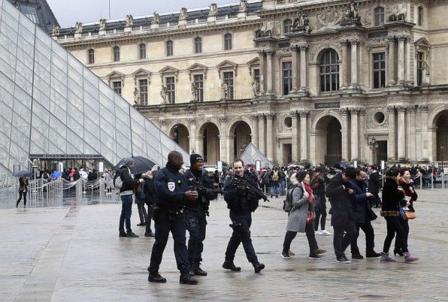 Police officers patrol in front of the Louvre Pyramid in Paris on Feb. 4, 2017, a day after a machete-wielding attacker lunged at four French soldiers while shouting “Allahu Akbar” (“God is greatest”) in a public area that leads to one of the Louvre Museum’s entrances.  AFP PHOTO 