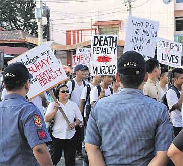 Parishioners in San Carlos City, Pangasinan province add their collective voice to calls against the reimposition of death penalty.  /Inquirer.net