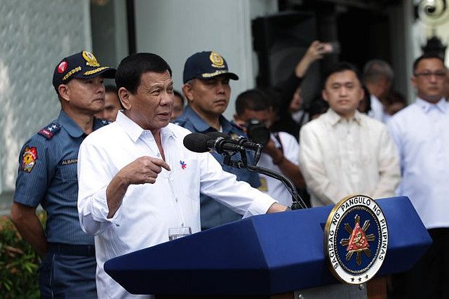 A fuming President Rodrigo Duterte vents his frustration on the police officers who are facing administrative charges after they were presented to him at Malacañang on Tuesday. /Inquirer.net