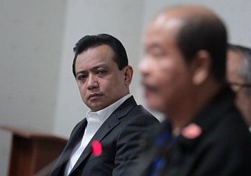 Sen. Antonio Trillanes IV listens to SPO3 Arturo Lascañas as the former Davao City policeman faces the media and claimed the existence of the Davao Death Squad during a press conference at the Senate on Monday. /Inquirer.net 