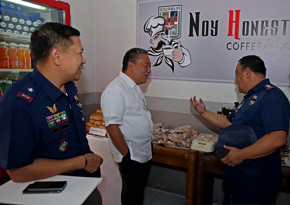 Cebu Gov. Hilario Davide III and Chief Supt. Prudencio Bañas, then Police Regional Office chief, talk about the launching of the Noy Honesto Café in this Feb. 4, 2015 file photo. An Honesto Café is also operational at the Cebu Provincial Jail (below).