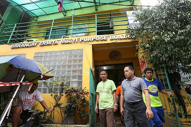 Councilor Dave Tumulak visits the barangay hall of Ermita and meets with the employees, whom he persuaded to remain in service while they waited for President Duterte’s appointees to assume office.
