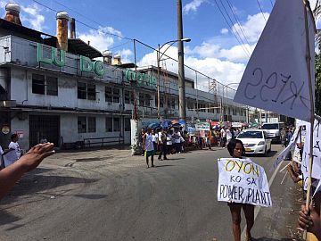  Residents of Barangay Sawang Calero who are supportive of the proposed coal-fired power plant of Ludo Power Corp. also hold a protest in front of the proposed site.