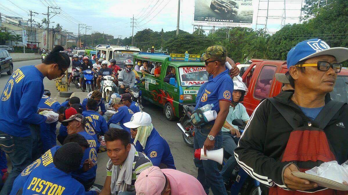 Mandaue-Piston members gather at the Butuanon bridge to convince other drivers to join their protest. Another group is stationed along P. Del Rosario St., Cebu City. (CDN PHOTO/LITO TECSON)
