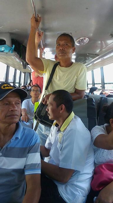 Commuters crowd a Ceres bus plying Mandaue City hall to SM City Cebu. (CDN PHOTO/DORIS C. BONGCAC)