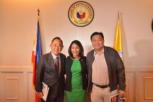 Cong. Gwen Garcia (center) is flocked by former House Speaker and Co-Chair of IAPP International, the Honorable Jose de Venecia, Jr. (right) and House Speaker Pantaleon Alvarez (left). (Photo from Cong. Gwen Garcia's Facebook Page)