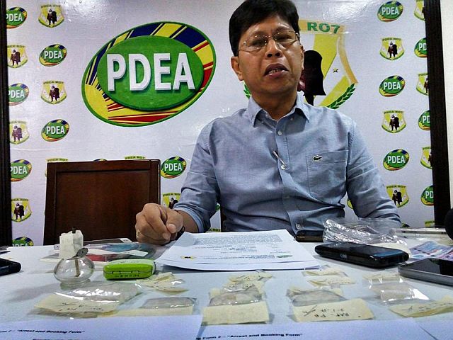 PDEA 7 spokesperson Earl Rallos presents the items confiscated during a buy-bust operation in Brgy. Carreta, Cebu City on Thursday. (CDN PHOTO/JUNJIE MENDOZA)