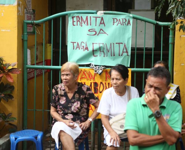 A placard that reads "Ermita para sa taga Ermita" was placed on the barangay hall's front gate, which has been padlocked, together with several other placards protesting the appointment of Dumpit. (CDN PHOTO/LITO TECSON)