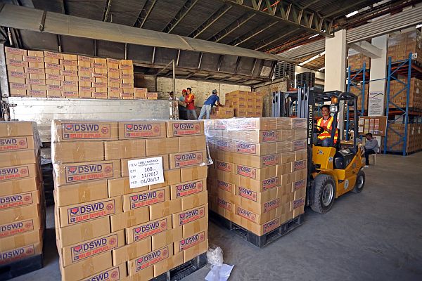 :The Department of Social Welfare and Development (DSWD) 7 sent 15,000 food packs for earthquake victims in Surigao yesterday. CDN PHOTO/LITO TECSON