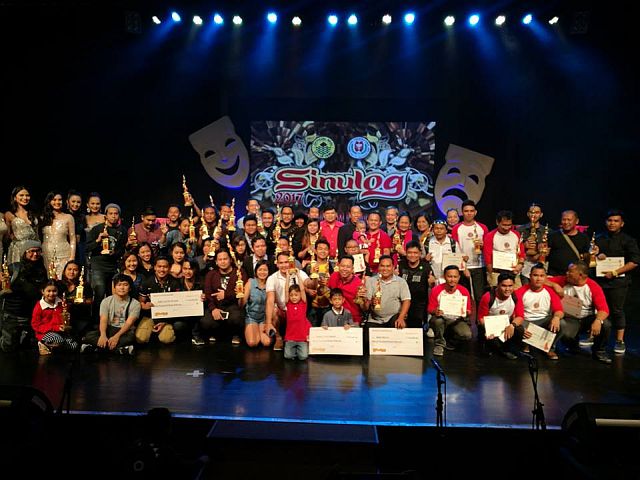 Winners pose for a souvenir photo at Cinema One, SM City Cebu. (CDN PHOTO/CHRISTIAN MANINGO)