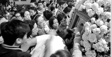 Devotees flock to the pilgrim image of Our Mother of Perpetual Help. contributed photo 