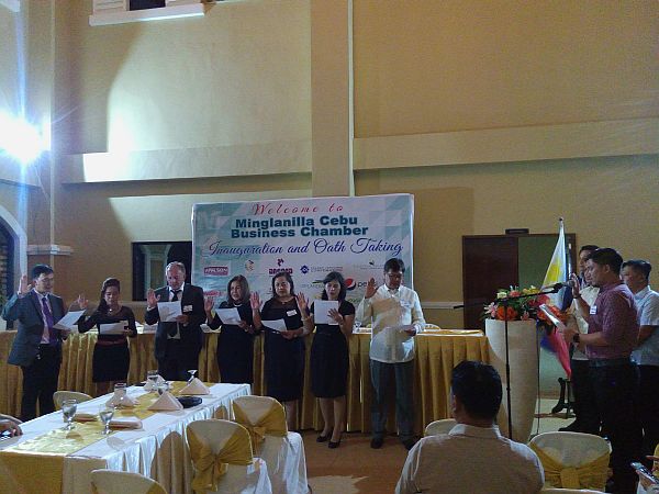 Rep. Gerald Anthony Gullas (Cebu 1st district) (right) swears in members of the Minglanilla-Cebu Business Chamber (MCBC) led by its president Filomena Cañedo (4th from left). 