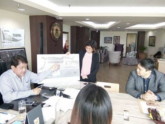 Cebu City Mayor Tomas Osmeña with Filinvest senior vice president for VisMin Tristan Las Marias shows a map of the SRP lot which Filinvest has agreed to purchase in 2013. They are however withdrawing the contract after the city government failed to comply with their agreement. (CDN PHOTO/FE MARIE DUMABOC)