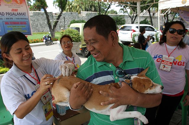 Pet owners avail of free veterinary services in last year’s handog by supporters of President Rodrigo Duterte. (CDN FILE PHOTO)