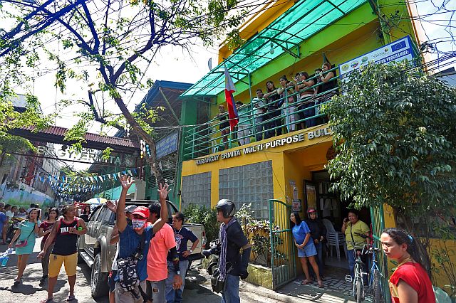 Barangay Ermita residents still await the  appointment of a caretaker following the 6-month suspension of barangay captain Felicisimo Rupinta and seven councilors for alleged dereliction of duty for failing to help PDEA-7 in an anti-illegal drug operation. (CDN PHOTO/JUNJIE MENDOZA)