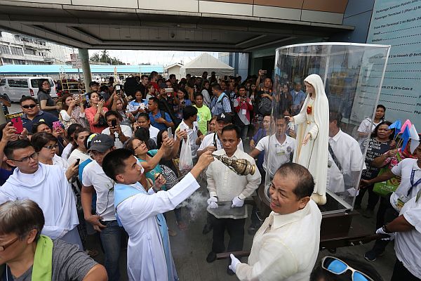 The Our Lady of Fatima image arrived at Pier 1 in Cebu City from Rome to a warm welcome from Cebu’s Catholic faithful.  