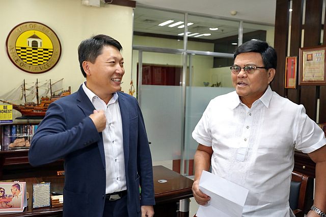 Korean  Consul Lee Yong-Sang, who is also the police attaché of the Republic of Korea in Cebu, visits Acting Cebu City Mayor Edgardo Labella to assure that  the reported presence of Korean fugitives in Cebu is being closely monitored.  Lee said that Korean officials and the Philippine government are working hand in hand to ensure that all Koreans in Cebu remain law abiding.  