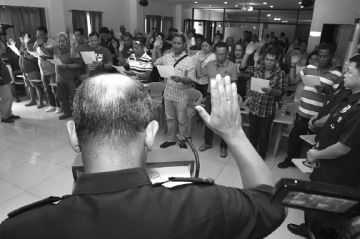 Cebu City’s barangay captains led by Philip Zafra, Association of Barangay Councils of Cebu City chief (not in photo), commits to the police’s anti-illegal drug war in a  covenant-signing event in July 2016. The chiefs will meet with PDEA to address coordination issues. CDN FILE PHOTO