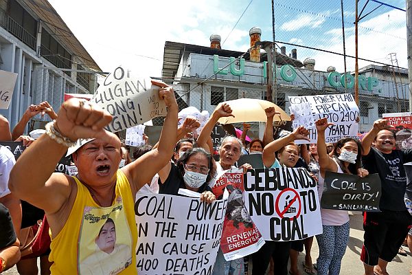 Some residents of barangays Sawang Calero, Suba and Pasil stage a rally to protest Ludo’s coal-fired power plant. CDN PHOTO/JUNJIE MENDOZA