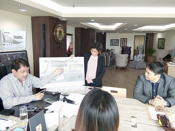 Cebu City Mayor Tomas Osmeña,  points at the location of the 19.2-hectare lot property bought by Filinvest. FLI Senior VP for VisMin,  Tristan Las Marias, announced that his company would rescind the contract of sale for the SRP lot at the mayor’s office.