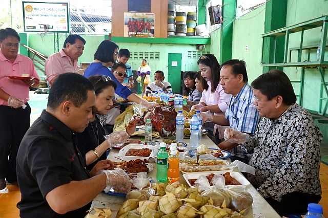 Cebu City Mayor Tomas Osmeña discusses Barangay Ermita’s concerns over lunch with city officials allied with his Bando Osmeña-Pundok Kauswagan (BO-PK) party in Barangay Ermita’s covered court. (CDN PHOTO/JUNJIE MENDOZA)