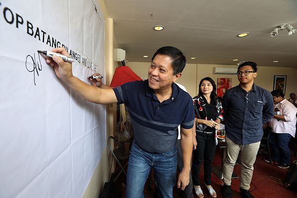 Akbayan Party-list Rep. Tom Villarin leads the ceremonial signing of the 1 million signature campaign against death penalty in Cebu. CDN PHOTO/TONEE DESPOJO