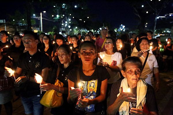 Edsa loyalists light candles to show their solidarity to the spirit of the first People Power Revolution that ousted the late dictator Ferdinand Marcos out of Malacañang.