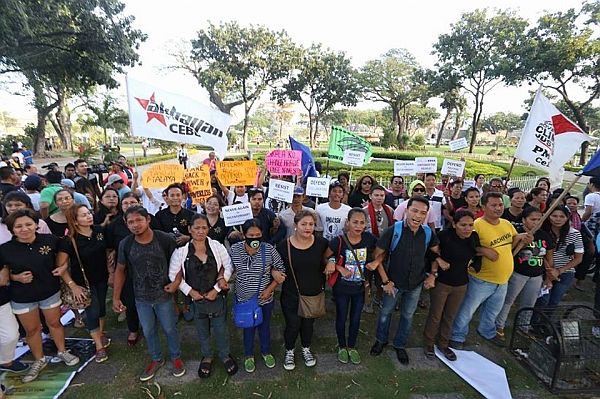 About a hundred  protesters who oppose President Duterte’s policies also gather  in Plaza Independencia near the fountain as they commemorated the 31st Edsa People Power Revolution on Saturday, Feb. 25, 2017. 