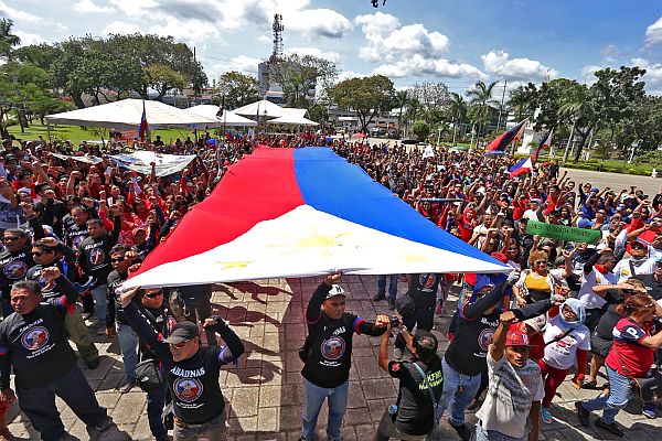 A thousand  pro-Duterte supporters hold up a huge Philippine flag as they gathered at Plaza Independencia in Cebu City on Saturday, Feb. 25, 2017, to send message to ‘destabilizers’ that they cannot oust President Duterte.