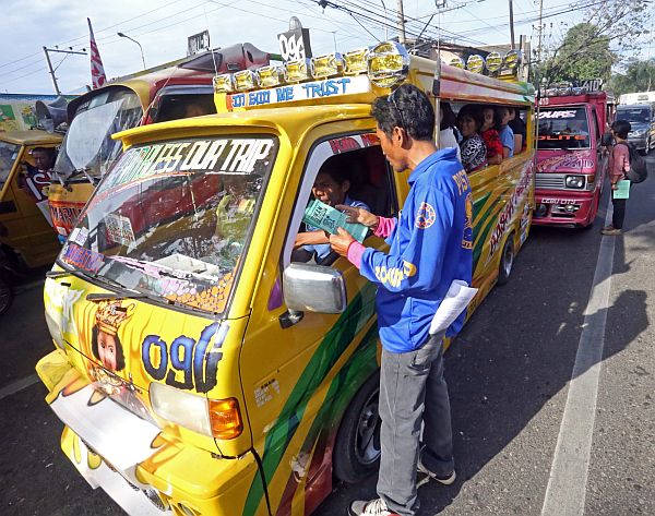 Drivers affiliated with the militant transport group Piston distribute leaflets to fellow jeepney drivers to persuade them to join their transport strike along Natalio Bacalso street.  CDN PHOTO/LITO TECSON