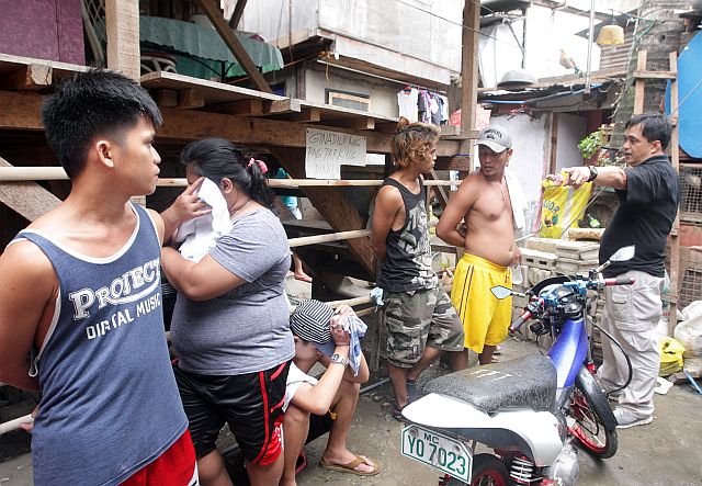 NBI RAID. NBI Cebu lawyer Arnel Pura (right) faces the drug suspects caught inside an alleged  drug den in Barangay Tejero, Cebu City where an estimated P1.2 million worth of shabu was seized on Feb. 1, 2017. (CDN PHOTO/TONEE DESPOJO)