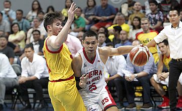 Ginebra’s Japeth Aguilar tries to extricate himself from Star’s Rodney Brondial in Game 5 of their best-of-seven PBA Philippine Cup semifinal series last night at the Araneta Coliseum. PBA MEDIA BUREAU