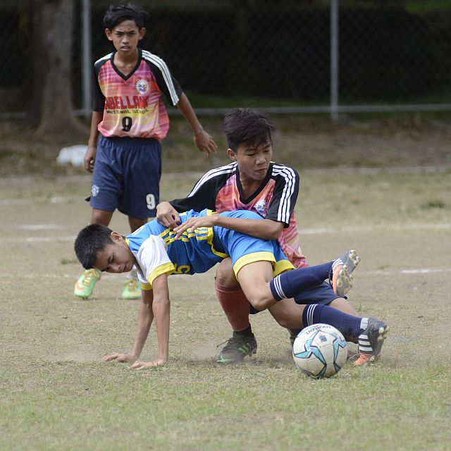 Booters from Abellana National School and Don Bosco collide in the boys’ U-15 semifinal game of the 18th Aboitiz Football Cup at the DBTC field.  CDN PHOTO/CHRISTIAN MANINGO