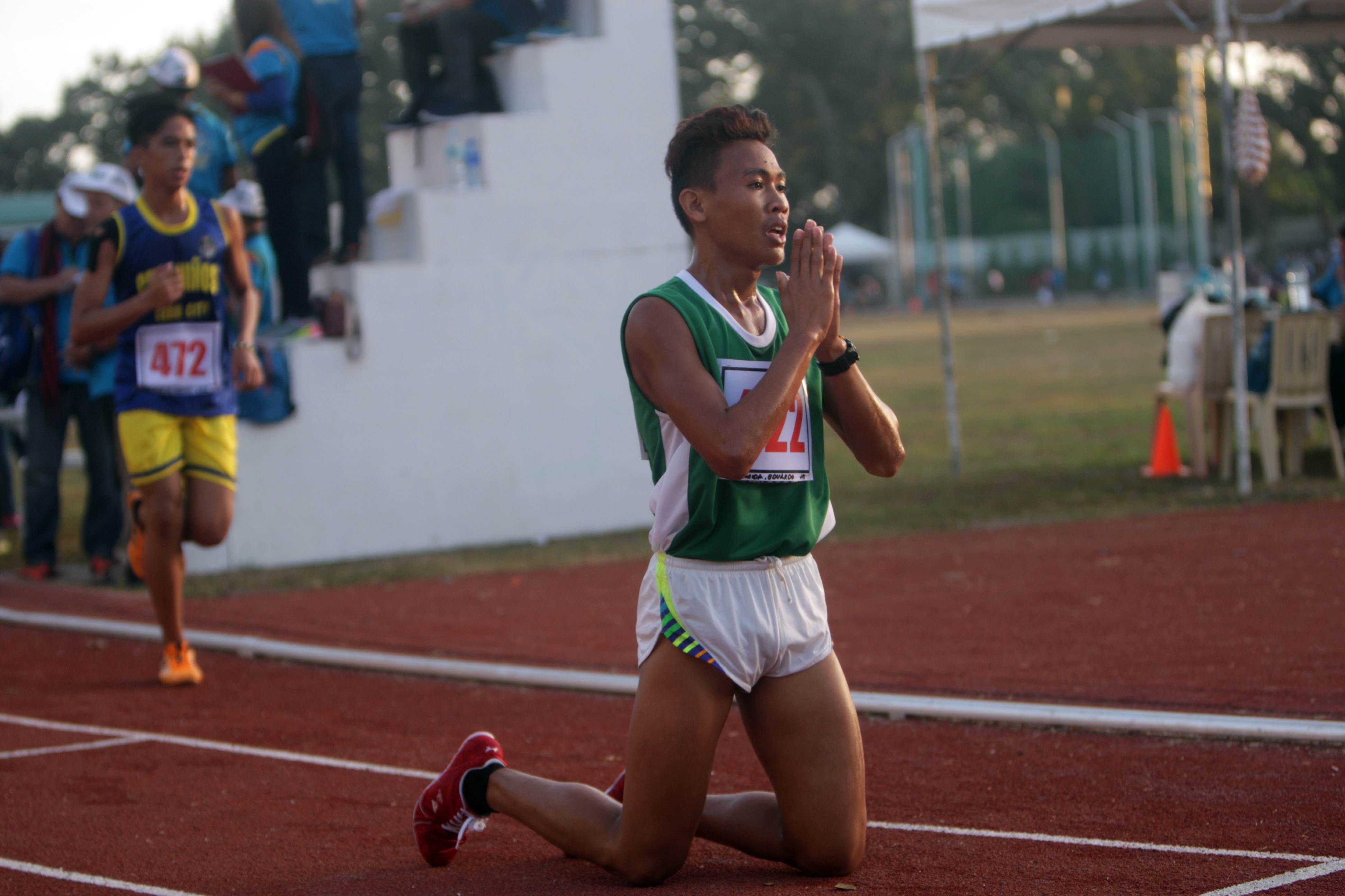 CVIRAA 2017/FEB 13,2017: Eduardo Milmida of Province of Bohol thanks God after crossing the finish line to win the gold in the Staple chase event of the CVIRAA 2017 at Teodoro Mendiola Sr Sports Oval in the City of Naga. (CDN PHOTO/TONEE DESPOJO)
