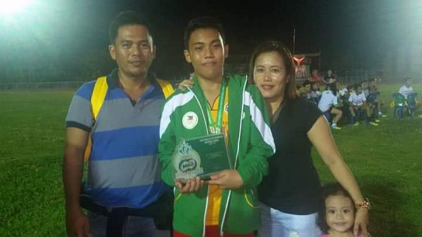  Dart Eslao and his wife Angeline with kids Museika, 3, and John Speed, 13 during the 2015 National Milo Olympics in Laguna.