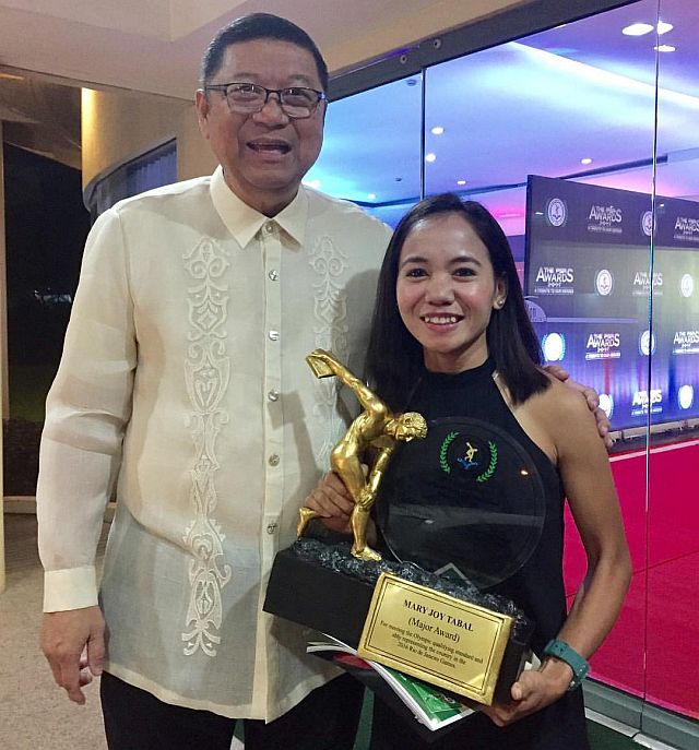 Cebuana Olympian Mary Joy Tabal, who is with  PSC chairman Butch Ramirez, shows off her major award from the PSA. (Photo from Mary Joy Tabal’s FB page)
