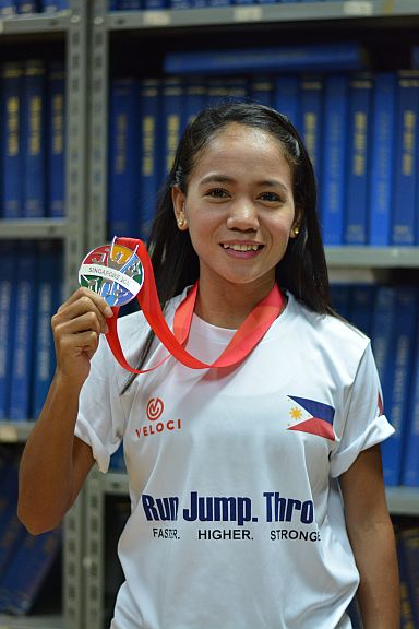 Tabal shows the silver medal she won in the previous edition of the Southeast Asian Games in Singapore in this June 2015 photo. (CDN FILE PHOTO)