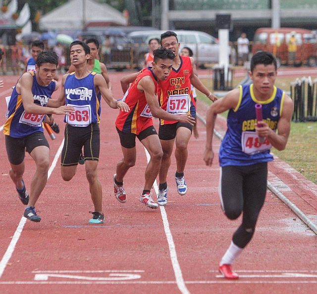 Abraham Seth Pilapil runs the anchor leg of Cebu City’s secondary boys 4x400m relay race which the Niños easily won. (CDN PHOTO/TONEE DESPOJO)